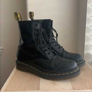 SOLD Dr. Marten 1460 smooth leather lace up boots